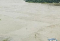 暴雨涨水柳州一辆SUV被困“孤岛”车轮与石头绑在一起防冲走