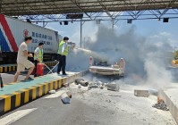 皮卡货车突发自燃 收费站上演教科书式救援