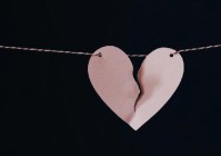 分手后女生挽留男生不为所动