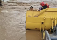 特写：托举生命的铲车