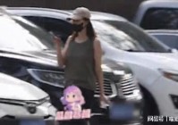 高圆圆带女儿看病母女二人用手机看电视小姑娘身高到妈妈胸口