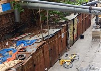 武汉一老旧小区改造被近20个违建车棚“拦路”