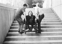 杂谈 残缺的肢体也能自由行走福祉车充满人性光辉的发明