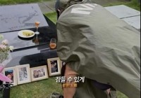 大S离世半年!具俊晔冒雨祭拜大S现场曝光贡品是香槟和三明治