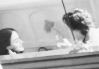 特鲁多被拍到和水果姐散步晚餐 共度愉快夜晚