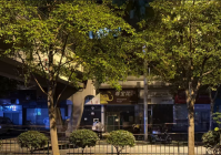 20岁女子不幸身亡 男友:她刚下楼就被砸中