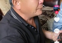 老人看阅兵哭肿眼睛儿子回应:父亲曾当过兵触景生情