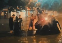 呼和浩特路面塌陷一私家车栽入坑中路人拿锤子破窗救人