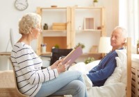 一对老夫妻的劝告:退休后宁愿帮子女带娃也不建议独自养老