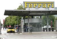 法拉利皮耶罗老爷子驾驶小米SU7 Ultra上街 直呼开着像F1赛车