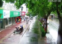 风雨中有他们守护城市的身影