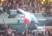 突发意外!知名男歌手摔下2米高舞台凌晨发文回应!