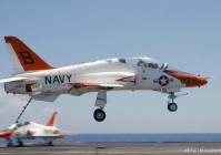 没钱了？美国海军暂停教练机更新外媒：美财长呼吁捐款解决美债