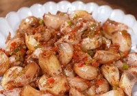 前天回村里的时候跟一位老人闲聊了会儿。