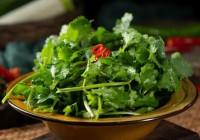 香菜最好吃的做法丢进开水里烫一烫出锅就是美味全家都爱吃