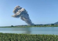 湖南一花炮厂爆炸员工称跑水沟趴下被石块砸头当地曾发高温季烟花爆竹安全生产通知:计划今起陆续停产