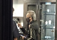 叶童71岁富商丈夫罕露脸长发及肩身形消瘦在店里热情招呼客人