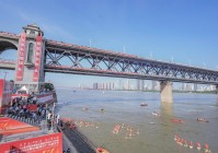 千人竞渡长江 激情涌动江城!