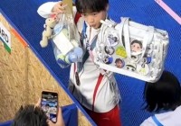 穷怕了!全红婵喜欢娃娃+吃虾条 全妈苦笑:以前家里没钱没东西吃