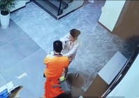 后怕！独居女生用花椒泡脚把自己泡进医院掐人中找邻居求救