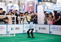 看机器人踢球、逗机器狗戏耍、试全新AI游戏ChinaJoy竟能这样玩！